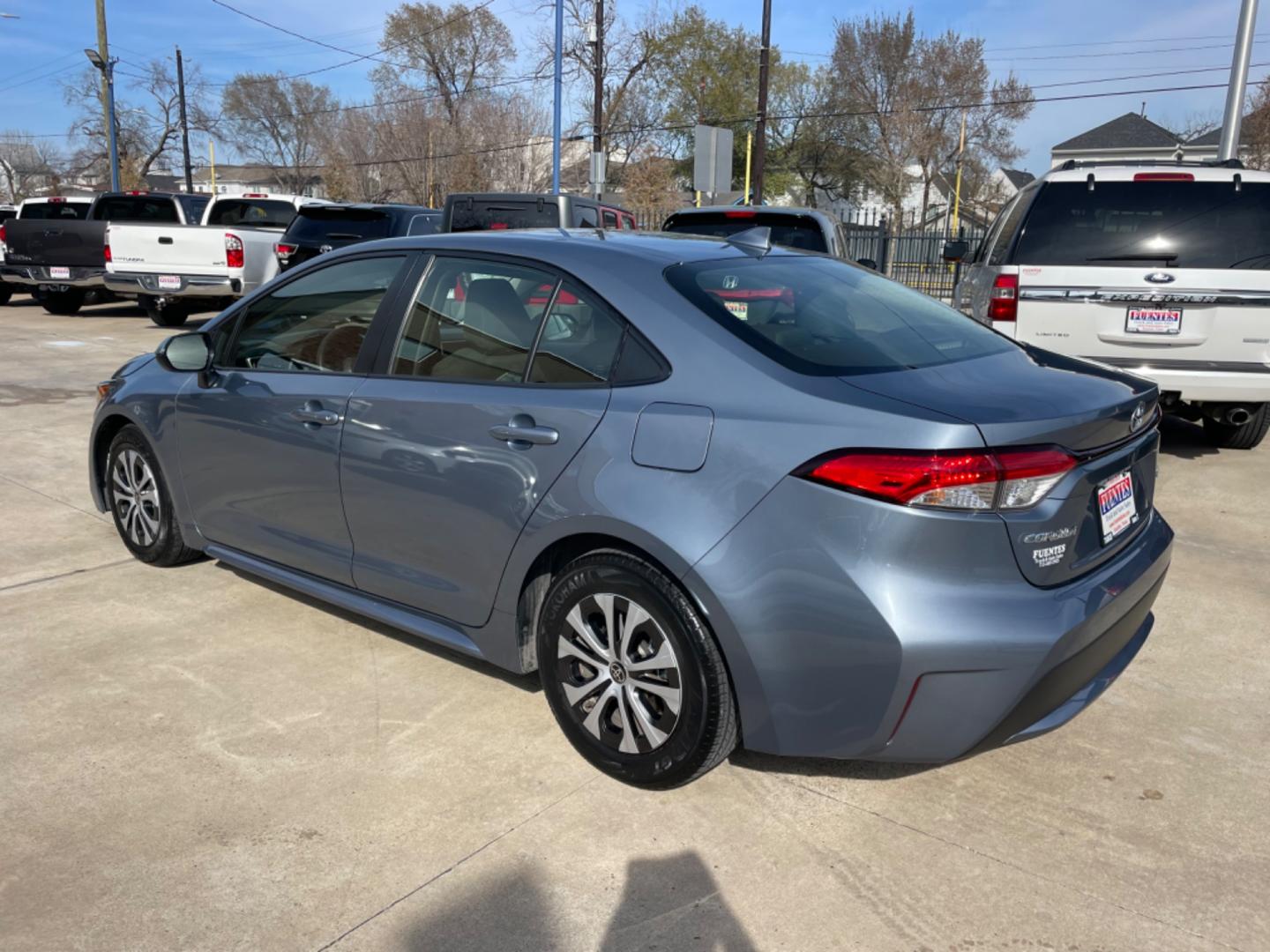 2022 Blue /Silver Toyota Corolla LE (JTDEAMDEXNJ) with an 1.8L Hybrid engine, Automatic transmission, located at 1501 West 15th St., Houston, 77008, (713) 869-2925, 29.797941, -95.411789 - Photo#3